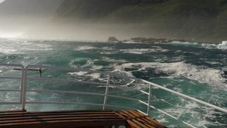 las olas de la tormenta crean un viaje lleno de baches para un barco turístico frente a ciudad del cabo, rsa