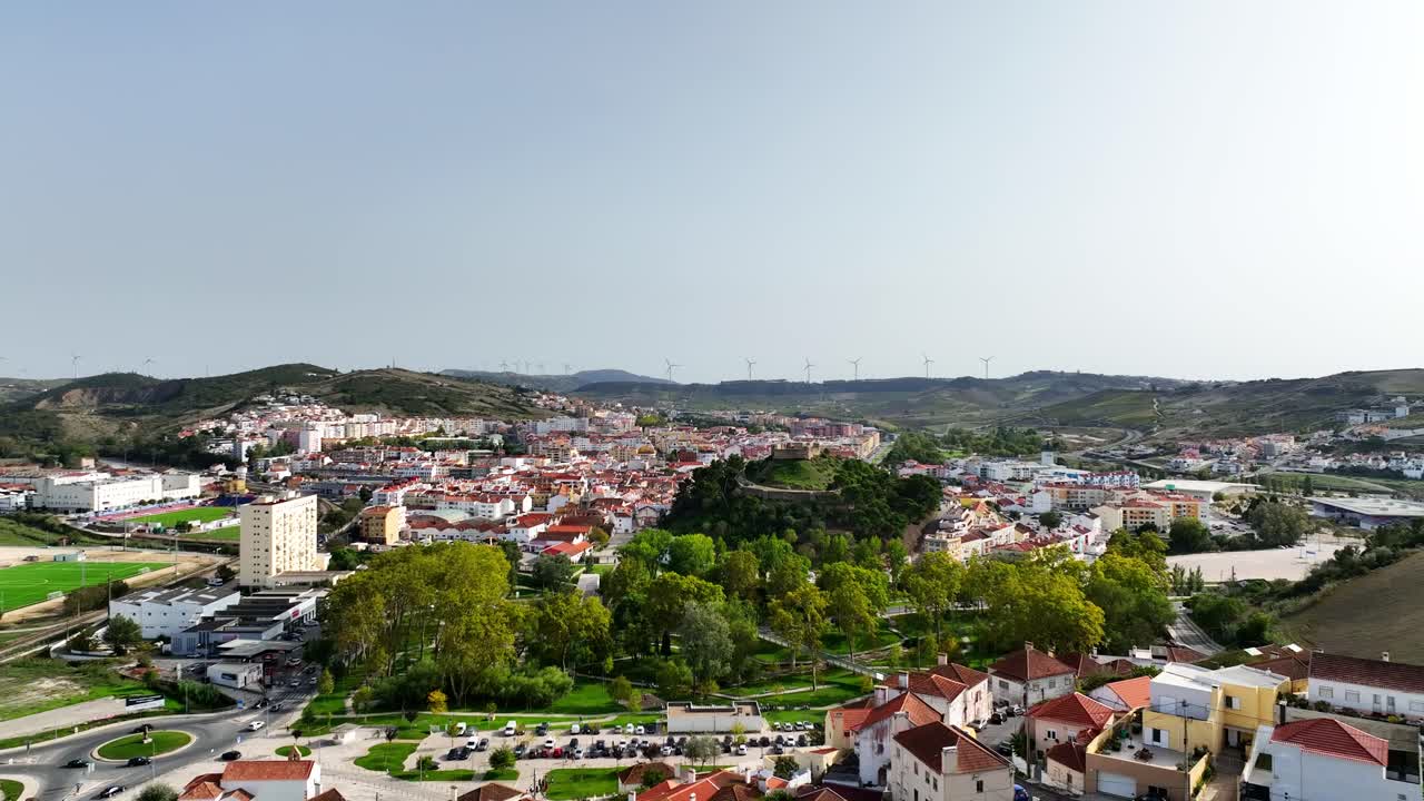 Imagem de drone de uma pequena e incrível ruína de castelo numa colina em Portugal
