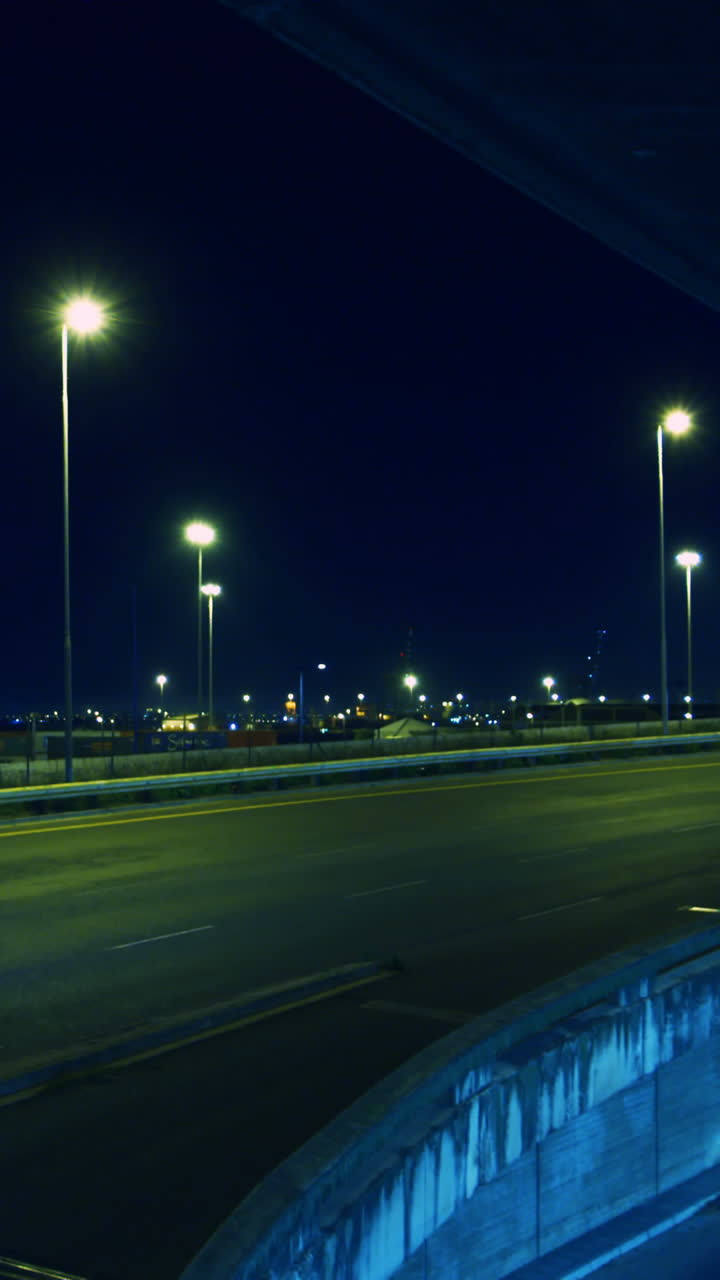 다리에서 움직이는 차량