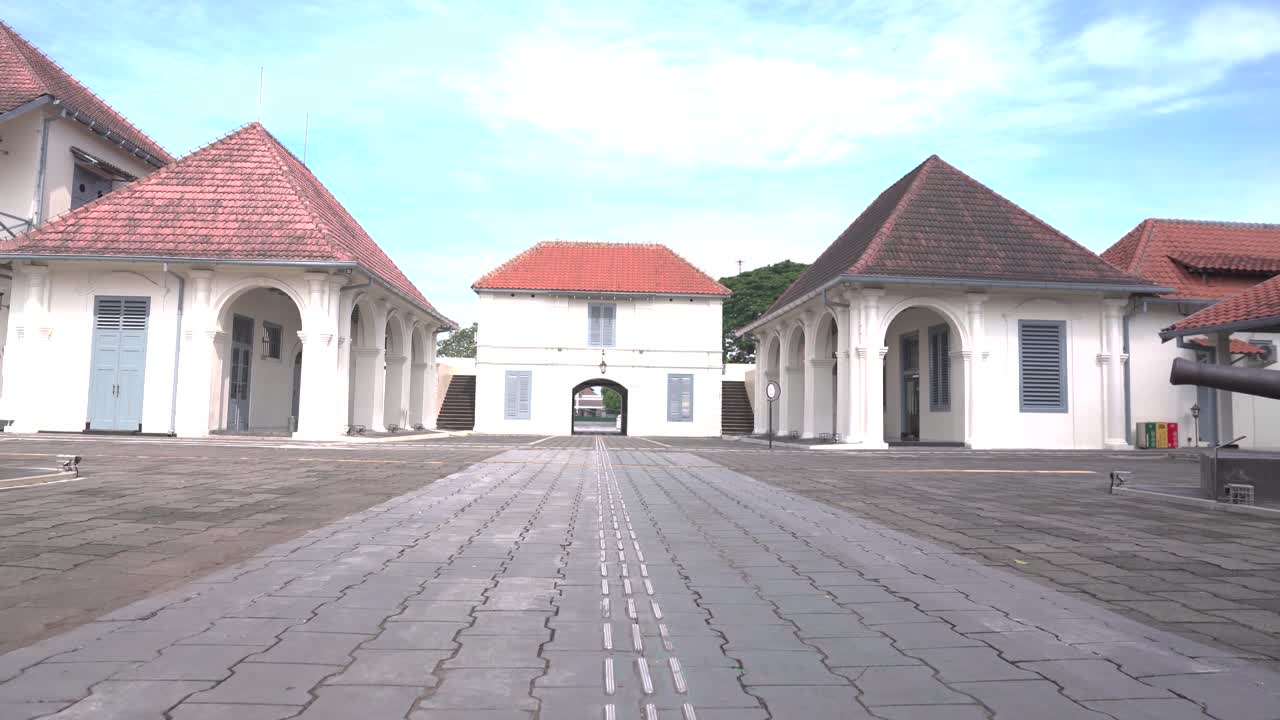 Solidne bramy i budynki Fortu Vredeburg w Yogyakarcie, Indonezja.