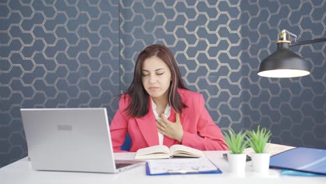 Mujer-De-Negocios-Joven-Que-Experimenta-Dificultad-Para-Respirar.