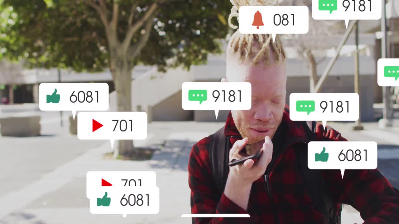 un hombre afroamericano con rastas está hablando en su teléfono inteligente en un parque
