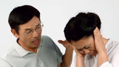 관계 에 어려움 이 있는 짜증 을  ⁇ 는 부부