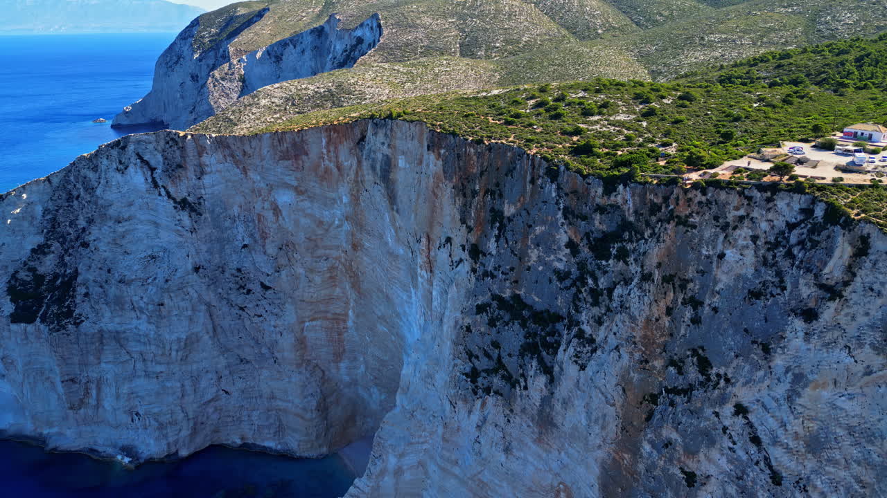 los altos acantilados de la playa de navagio y las aguas azules profundas en grecia, vista aérea