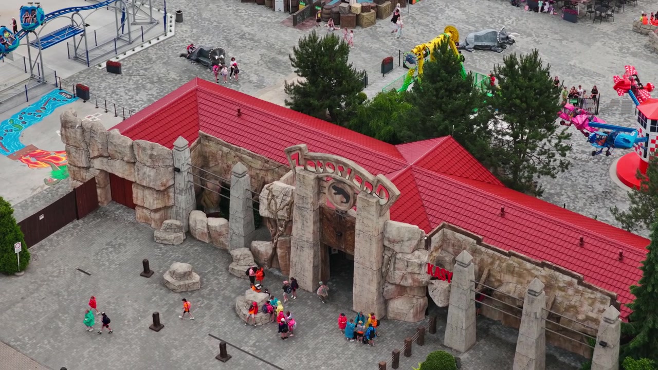 Ingresso all'attrazione a tema dinosauri a Zatorland a Energylandia, Zator, Polonia. - ripresa aerea