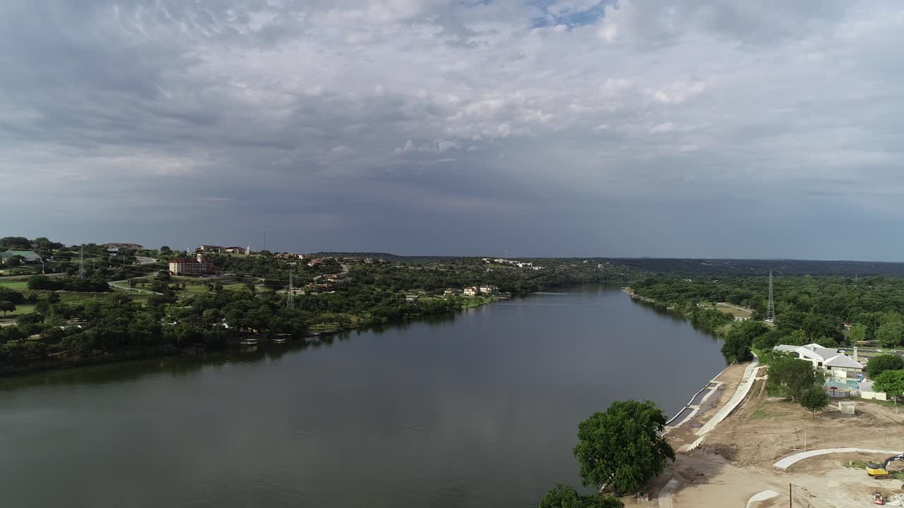 vuelo aéreo de drones sobre el lago en marble falls texas