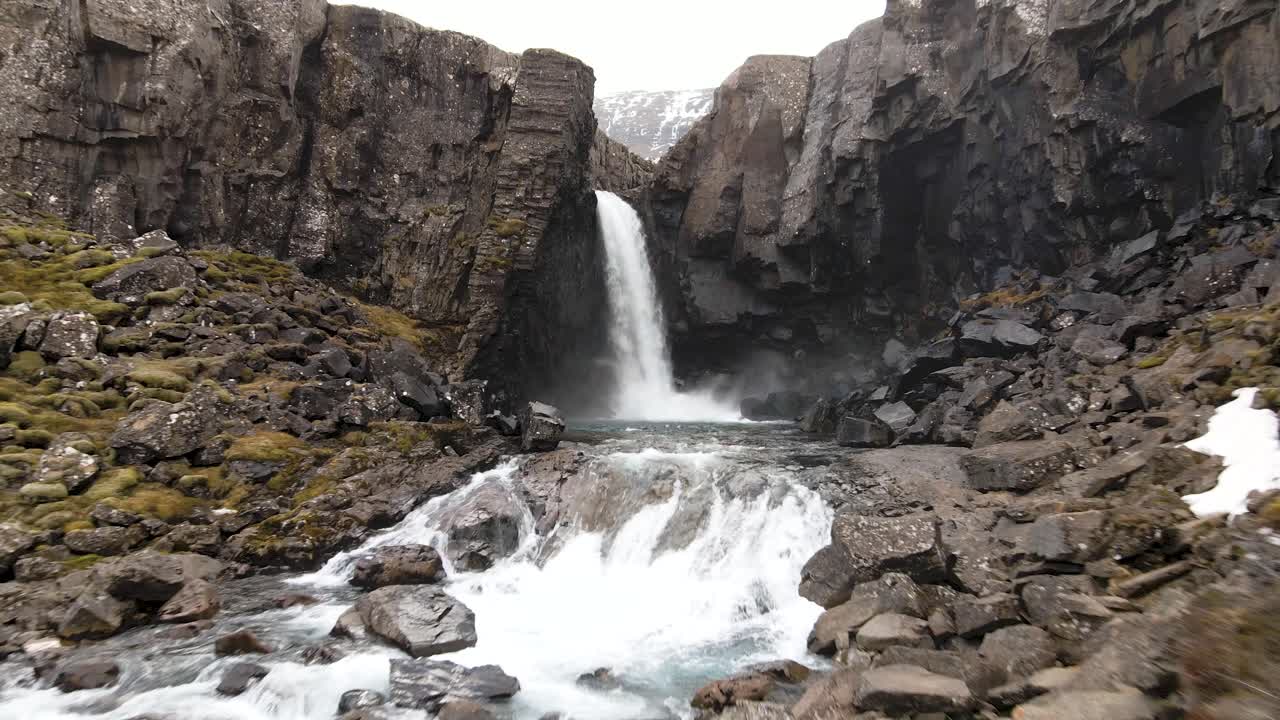 cascada de folaldafoss en el este de islandia