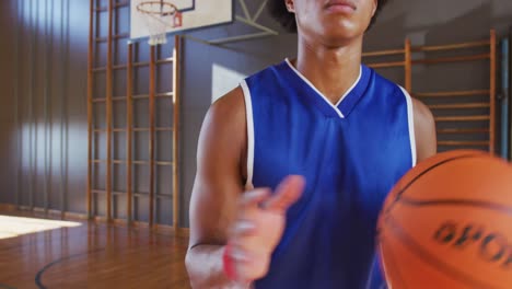 retrato de un jugador de baloncesto afroamericano sosteniendo la pelota