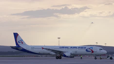 avión de las aerolíneas urales en el aeropuerto