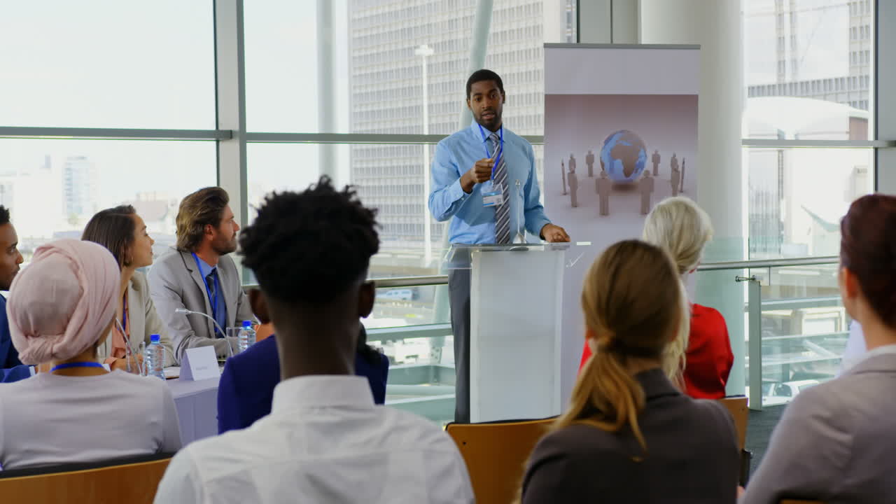 Afroamerikanischer Redner spricht in einem Business-Seminar 4K