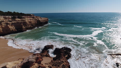 Olas-Rompiendo-Contra-Las-Rocas-En-El-Alba-Resort-En-Algarve,-Portugal-6