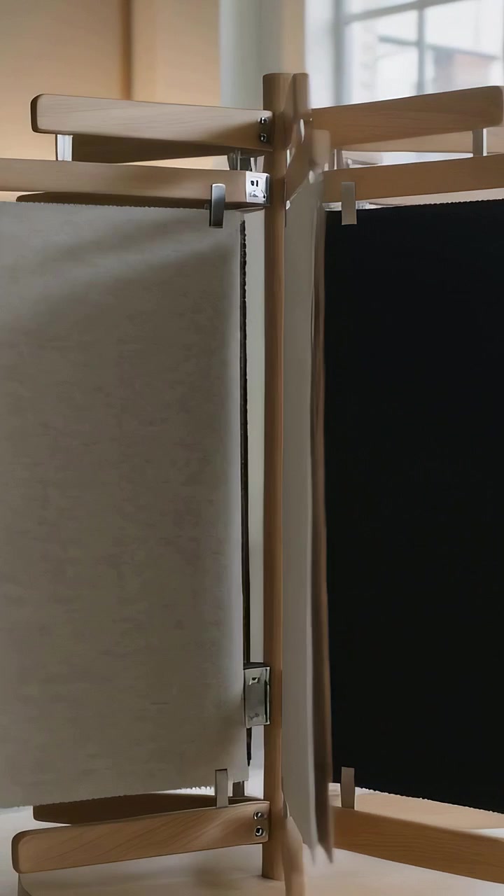 Video verticale: Carosello girevole di campioni di tessuto in legno che mostra i tessuti vicino a una finestra, con clip