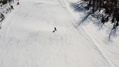 drone sigue a esquiador en la montaña chopok en jasna, bajos tatras, eslovaquia