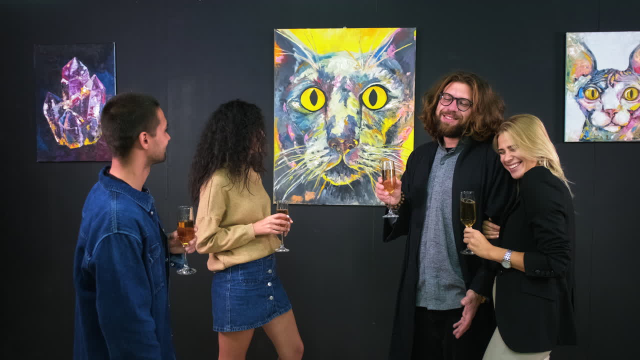 친구 들 이 미술관 에서 미술 을 즐기고 있다