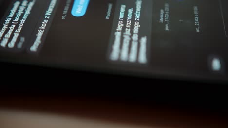 enviar una reacción de pulgar hacia abajo al mensaje en el teléfono inteligente