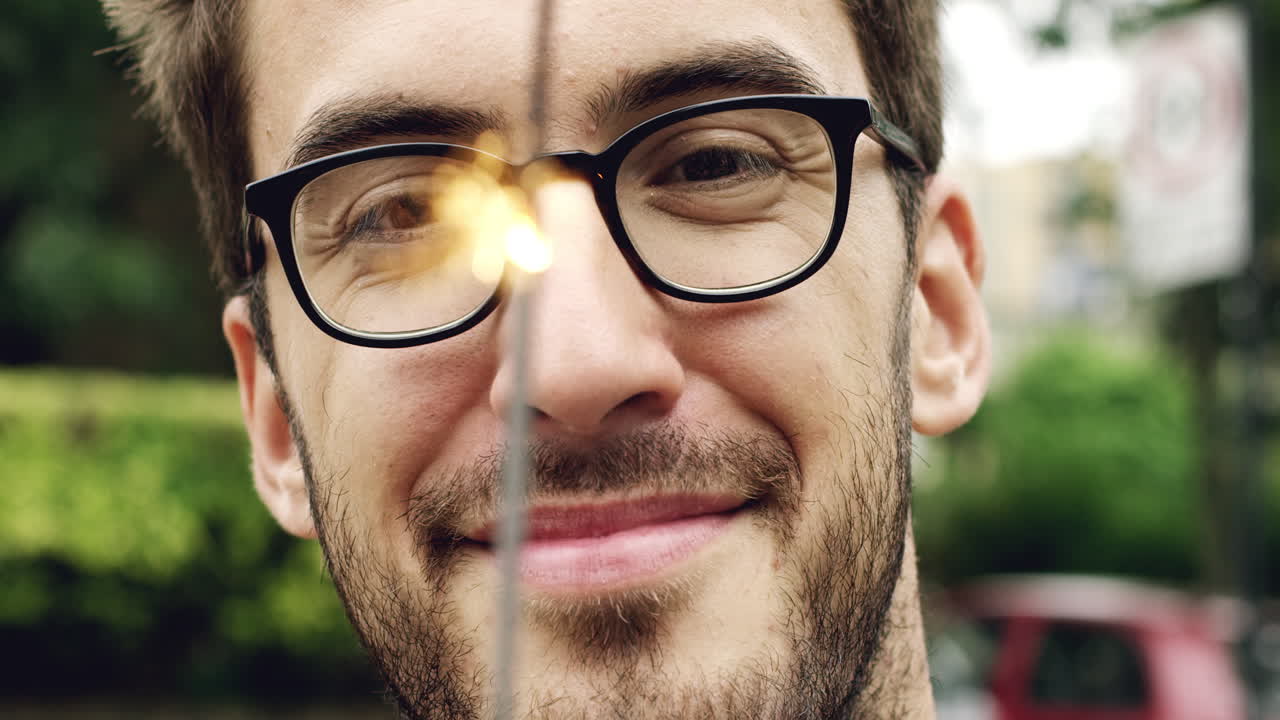 hombre con chispa celebrando el día de la independencia