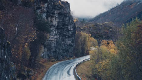 Eine-Schmale-Straße,-Die-Sich-Zwischen-Den-Bergen-Windet