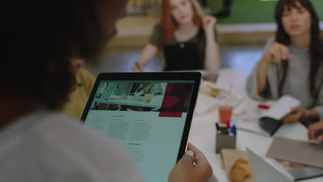 jóvenes empresarios se reúnen para una lluvia de ideas líder de equipo mujer presentando ideas creativas utilizando una tableta grupo multiétnico trabajando juntos en un proyecto en la sala de juntas de la oficina