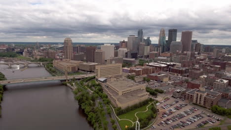 Mississippi-River-Und-Skyline-Von-Minneapolis