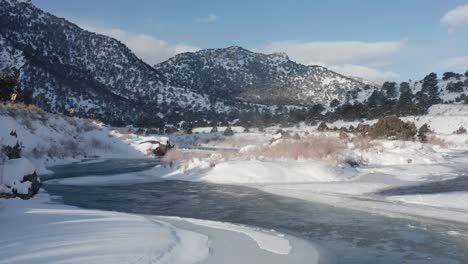 Malerischer-Schneebedeckter-Gebirgsfluss-Mit-Eisfluss-Und-Nebel