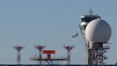 torre de control de tráfico aéreo del aeropuerto y radar