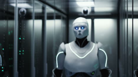 robot en una sala de servidores