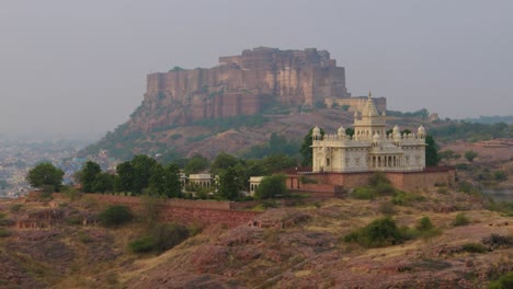 el fuerte de jaisalmer está situado en la ciudad de jaisalmer, en el estado indio de rajasthan. se cree que es uno de los pocos fuertes vivos en el mundo.