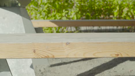 mesa de picnic de madera en un parque