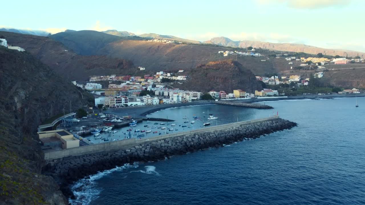 Veduta aerea della città costiera di Playa de Santiago sull'isola canaria di La Gomera