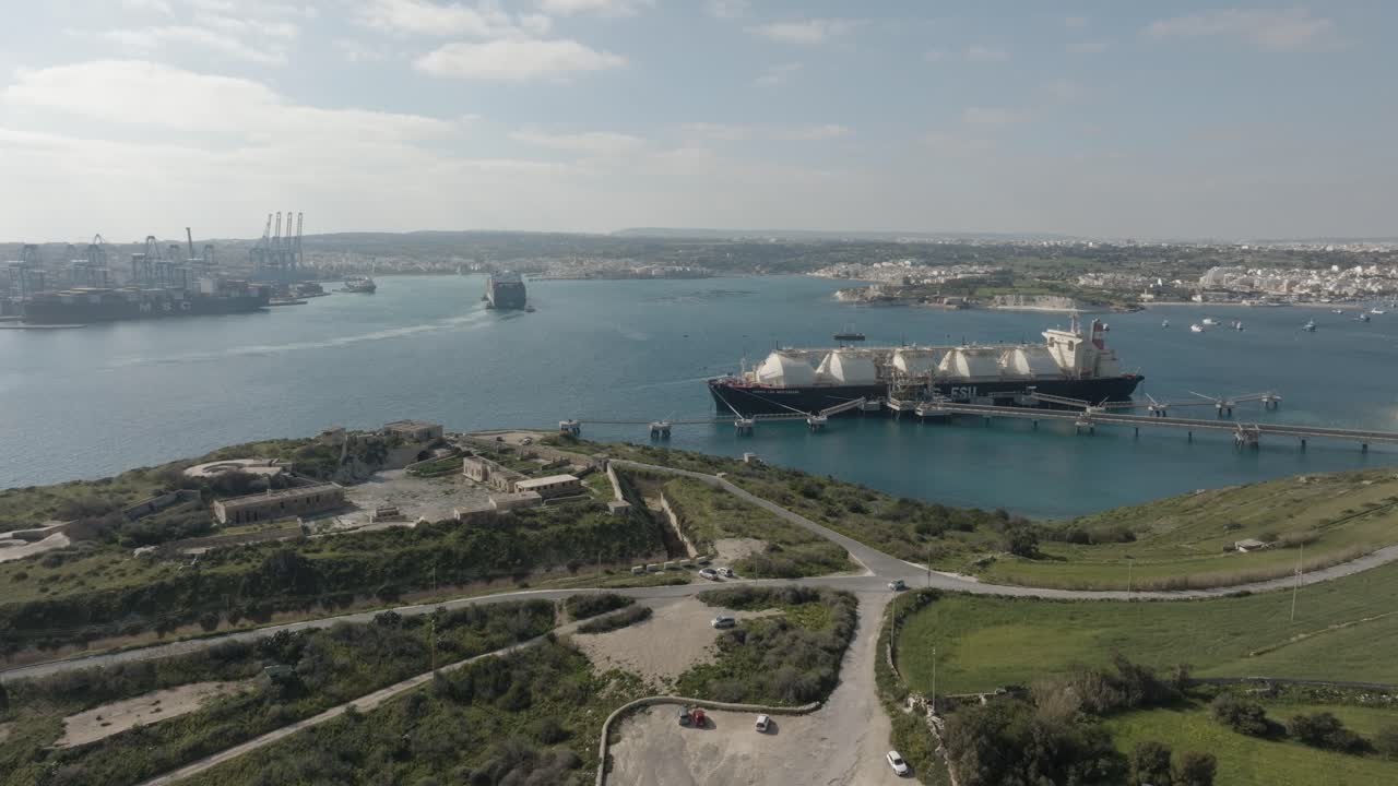 말타의 칼란카 만에서 발사된 드론 사진, 비르제부기아의 가스 커 선박을 내려다보고 있다.