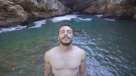hombre masculino junto al mar.