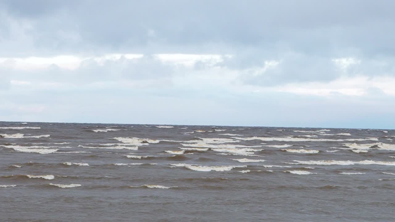 부드러운 파도가 있는 구름이 가득한 바다