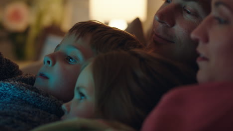 Familia-Feliz-Usando-Una-Tableta,-Madre-Y-Padre-Disfrutando-Viendo-Entretenimiento-Con-Niños-En-Tecnología-De-Pantalla-Táctil-Relajándose-Antes-De-Acostarse