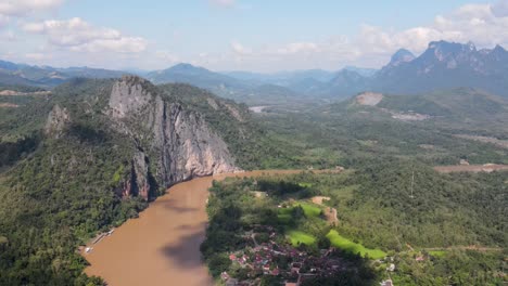 Luftaufnahme-Von-Hoch-Aufragenden-Klippen-Und-Waldlandschaft-Entlang-Des-Mekong-Flusses-In-Luang-Prabang