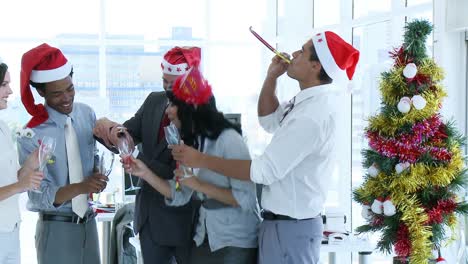 el equipo de negocios celebra la navidad en la oficina con champgane.