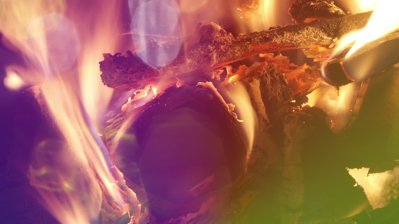 llamas en el fuego de troncos quemándose en una chimenea