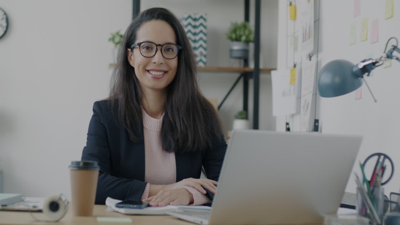 Mujer trabajando en su escritorio