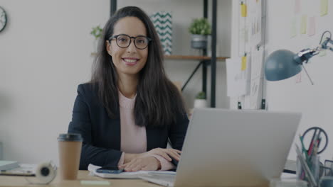 mujer trabajando en su escritorio