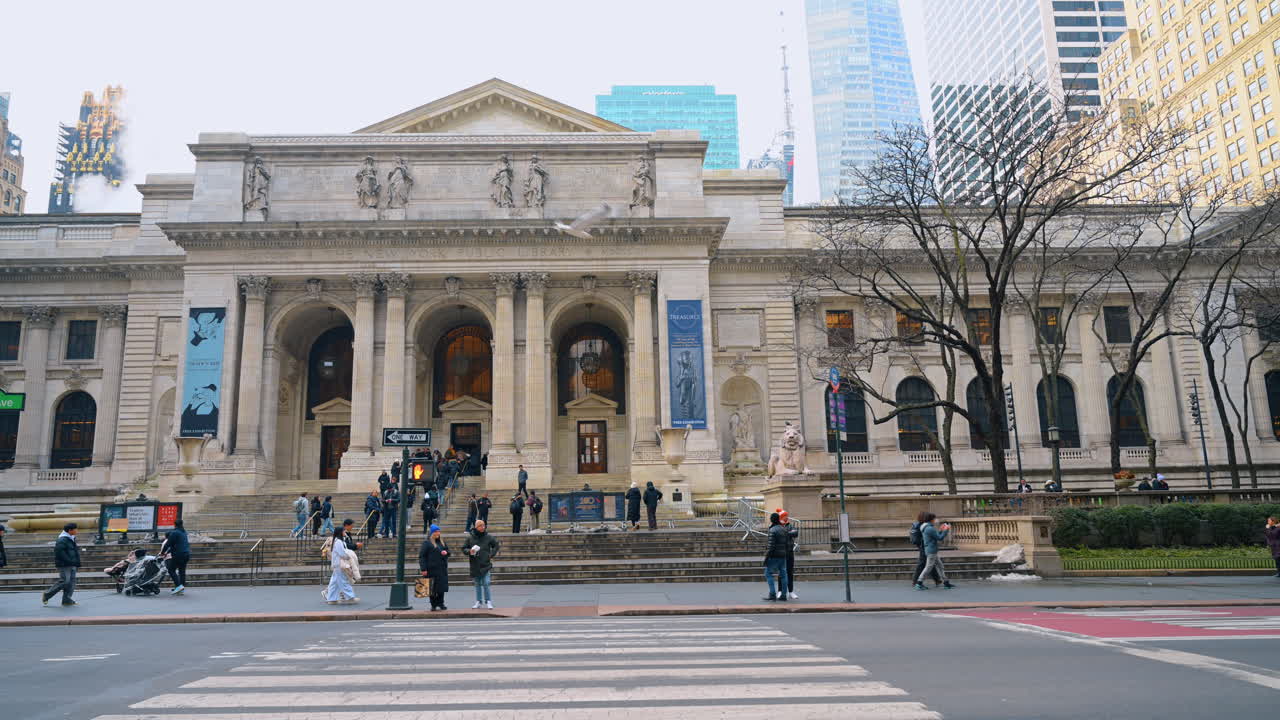 New York, USA, 24 dicembre 2025: esterno della New York Public Library in inverno. Facciata della New York Public Library circondata dall'architettura invernale della città