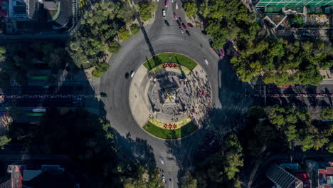 hiperlapso aéreo del monumento ángel de la independencia con tráfico y gente