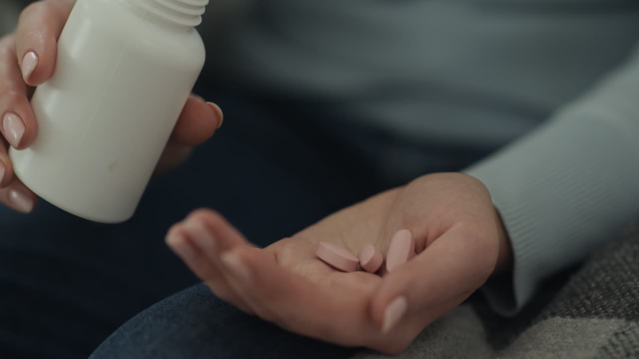 약을 복용하는 여성