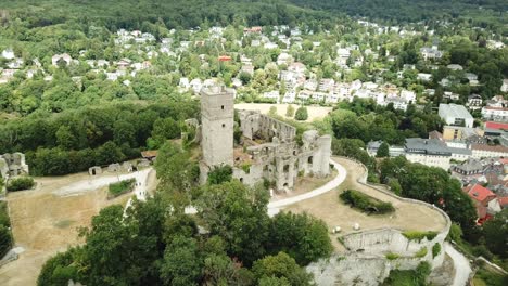 castillo königstein en una colina, alemania, volando lejos