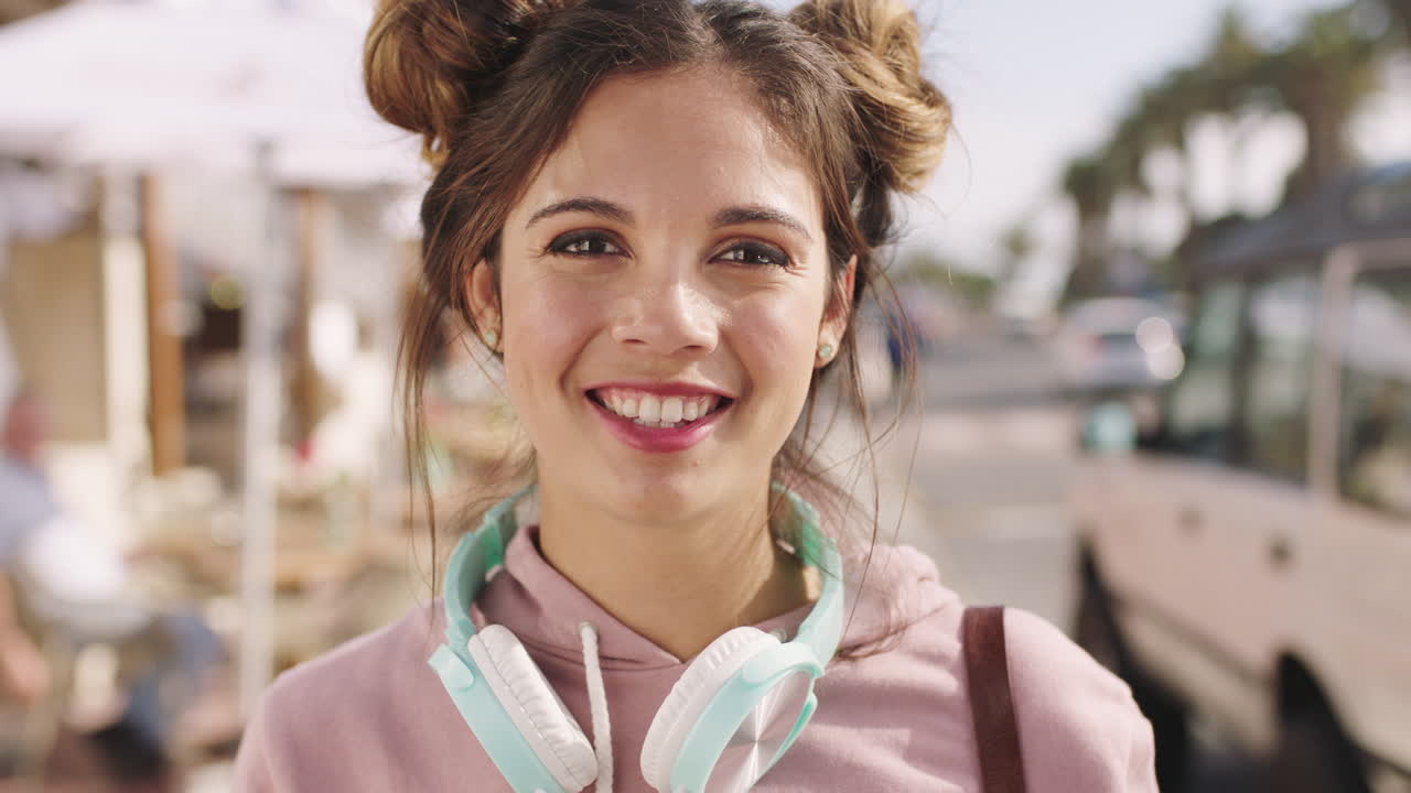 mujer feliz, sonrisa y calle de la ciudad con cara