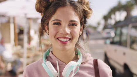 Mujer-Feliz,-Sonrisa-Y-Calle-De-La-Ciudad-Con-Cara