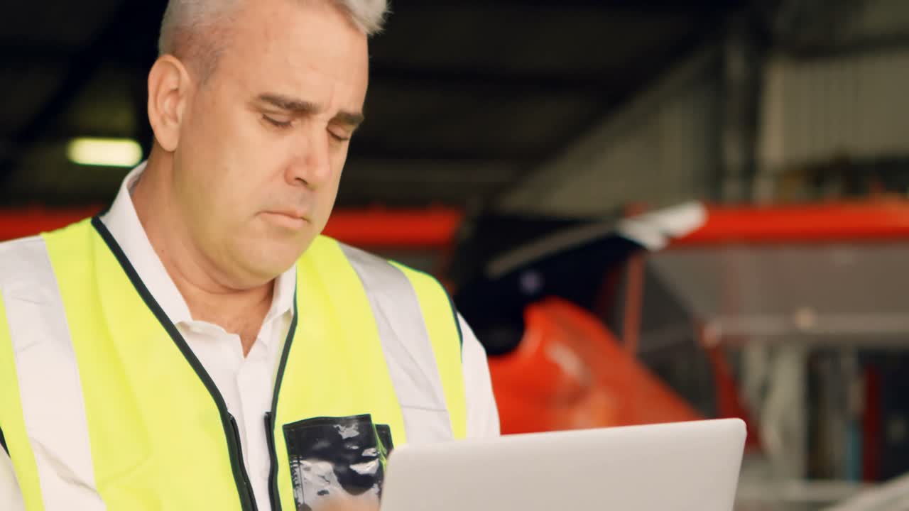 ingeniero masculino usando una computadora portátil 4k