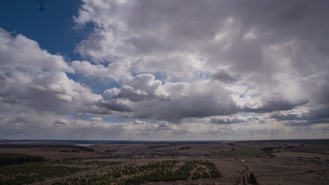 cielo azul nubes blancas fondo lapso de tiempo. hermoso tiempo en el cielo nublado. belleza de color brillante, luz en la naturaleza de verano. abstracto esponjoso, hinchado paisaje de nubes en el tiempo de lapso de aire. bucle de video