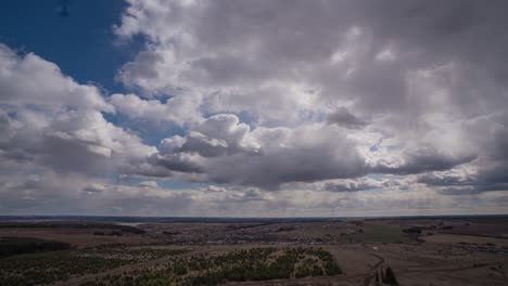 cielo azul nubes blancas fondo lapso de tiempo. hermoso tiempo en el cielo nublado. belleza de color brillante, luz en la naturaleza de verano. abstracto esponjoso, hinchado paisaje de nubes en el tiempo de lapso de aire. bucle de video