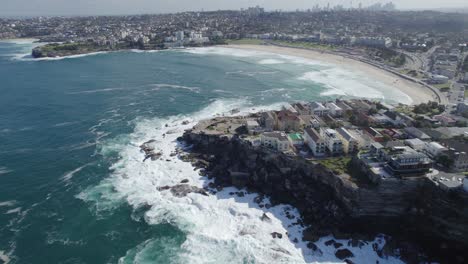 Vista-Aérea-De-Bondi-Del-Norte,-Punto-De-Ben-Broquel-Y-Playa-De-Bondi-En-Sydney,-Nsw,-Australia