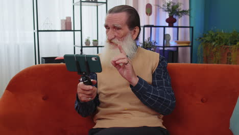 Abuelo-Hombre-Tomando-Selfie-En-Teléfono-Inteligente-Comunicando-Videollamada-A-Casa-En-Línea-Con-Suscriptores