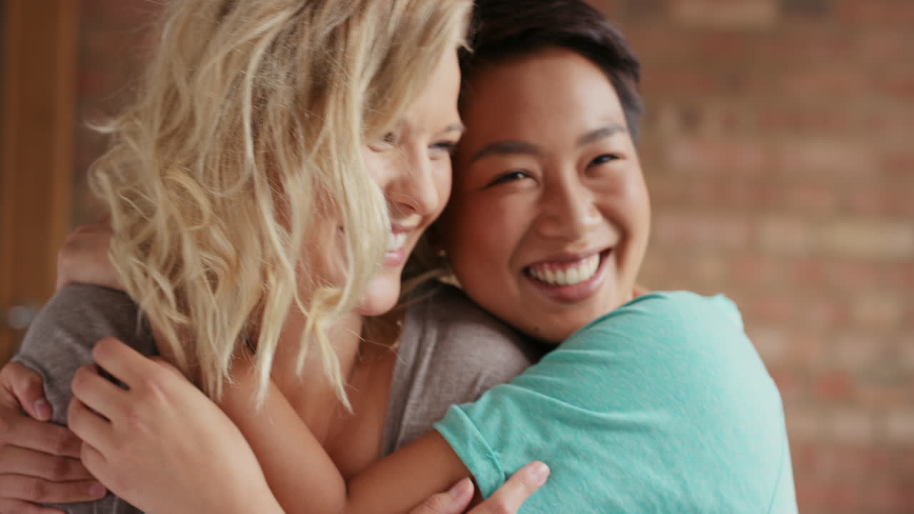 집에서 친구들을 안아서 재미있게 웃고